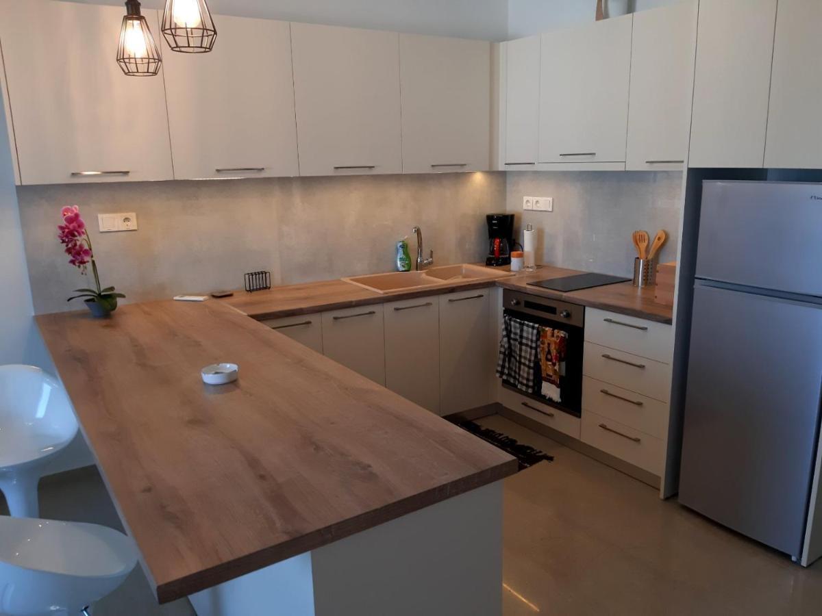 לוטראקי Central Apartment Near The Beach With Huge Private Terrace מראה חיצוני תמונה