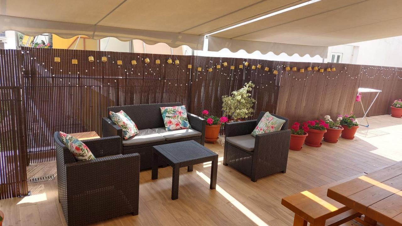 לוטראקי Central Apartment Near The Beach With Huge Private Terrace מראה חיצוני תמונה